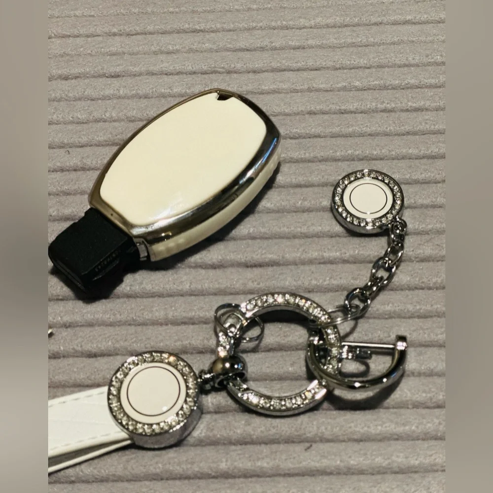 🆕Mercedes Key fob cover & key chain off white&silver